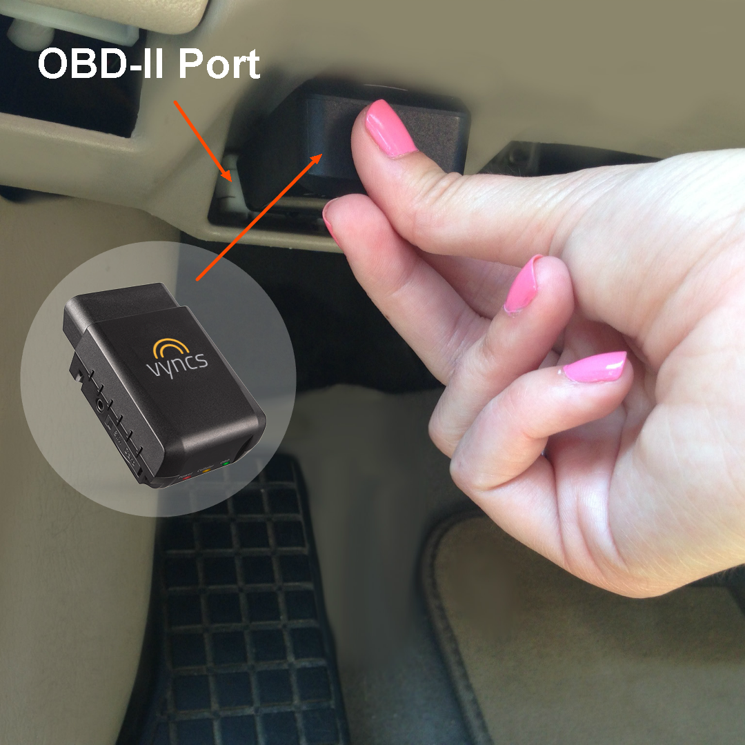 جهاز تتبع GPS حقيقي بمنفذ OBD-II أثناء تركيبه في مركبة