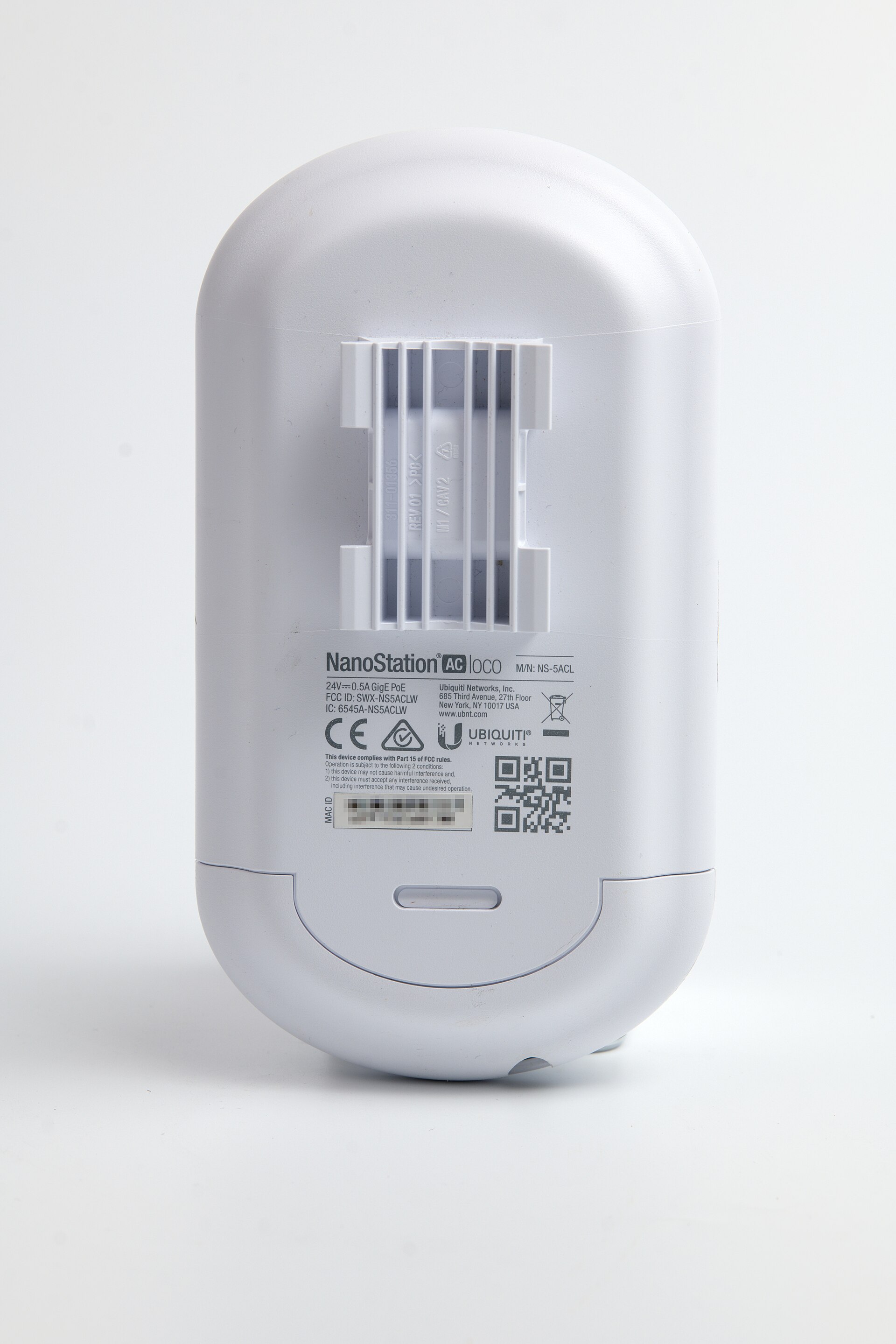 جهاز Ubiquiti NanoStation airMAX لاسلكي صُوّر عام 2026